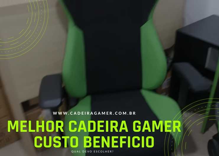 uma cadeira gamer verde e preta